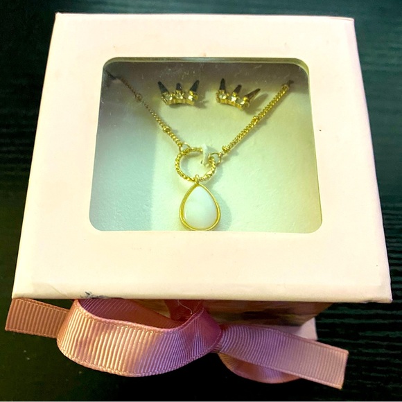 2 piece earring and necklace pendant set - Picture 2 of 3